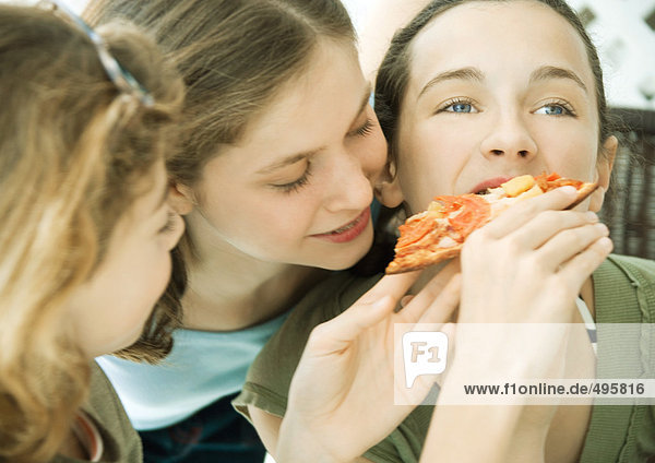 Drei preteen Mädchen,  Fütterung Freund Pizza