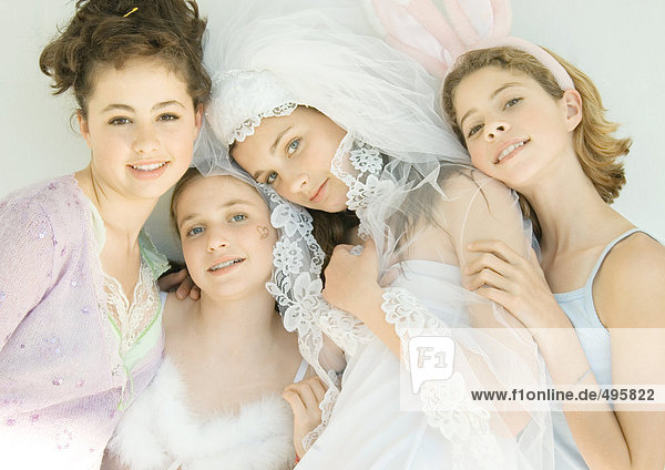Vier junge Mädchen in Kostümen.