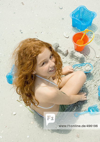 Mädchen spielt im Sand