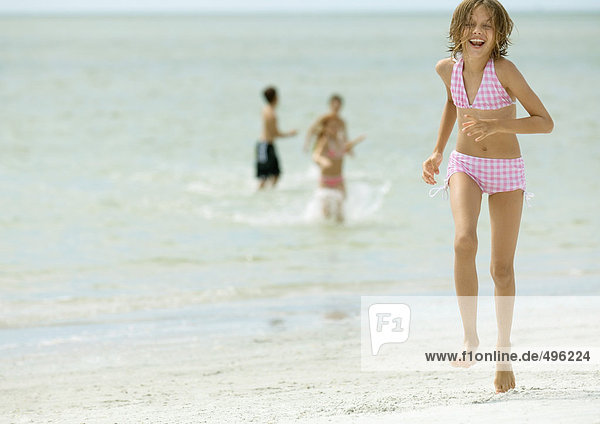 Mädchen rennt über den Strand