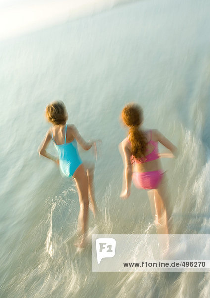 Zwei Mädchen beim Surfen