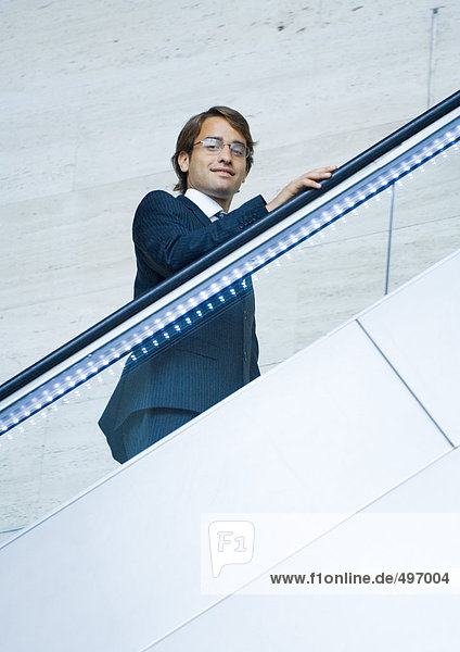 Geschäftsmann auf der Rolltreppe  Porträt