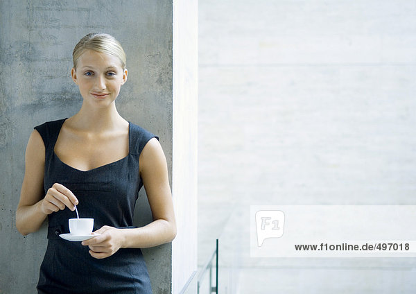 Frau hält Kaffeetasse  Portrait