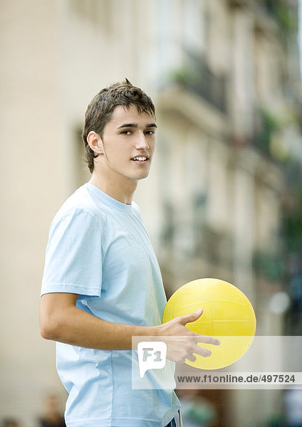 Teenager-Junge hält Ball