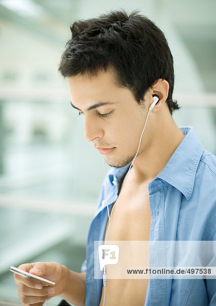 Junger Mann hört MP3-Player