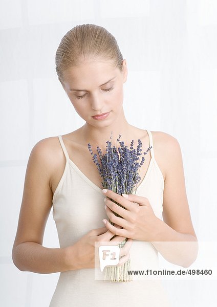 Junge Frau mit Lavendelbouquet