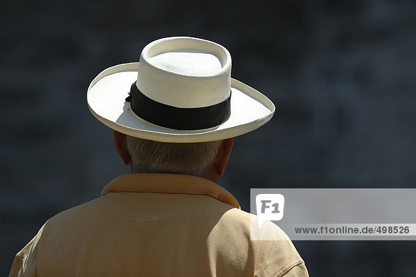 Mann mit Hut  Rückansicht
