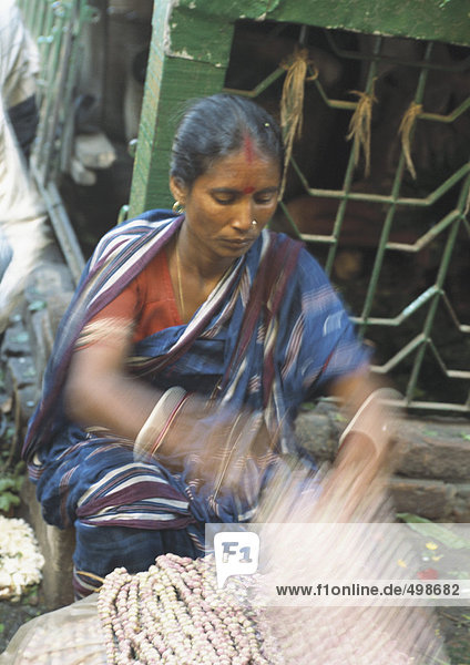 Indien  Frau auf dem Markt verkauft Halsketten
