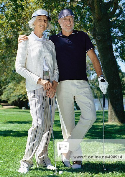 Reife Paare beim Golfen