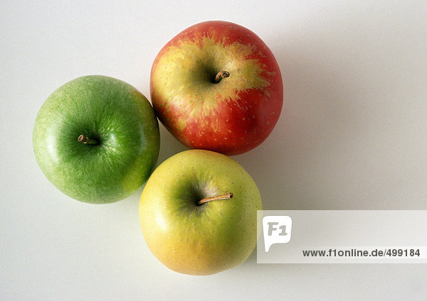 Drei verschiedene Äpfel  Hochwinkelansicht