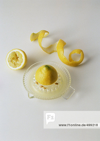 Zitrone auf Zitronenpresse und Zitronenschale