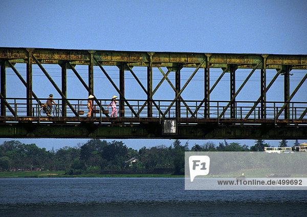 Menschen auf der Brücke  Vietnam