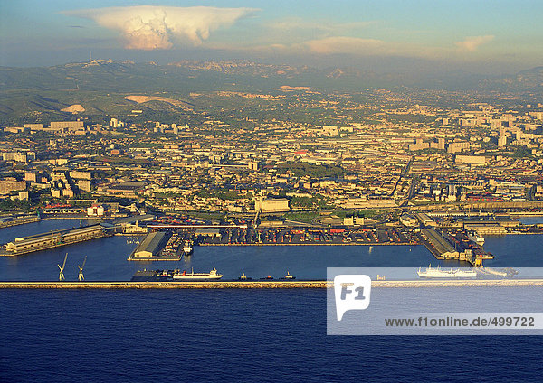 Luftaufnahme der Hafenstadt