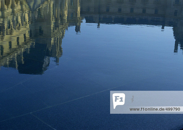 Frankreich  Paris  Spiegelung des Louvre im Wasser