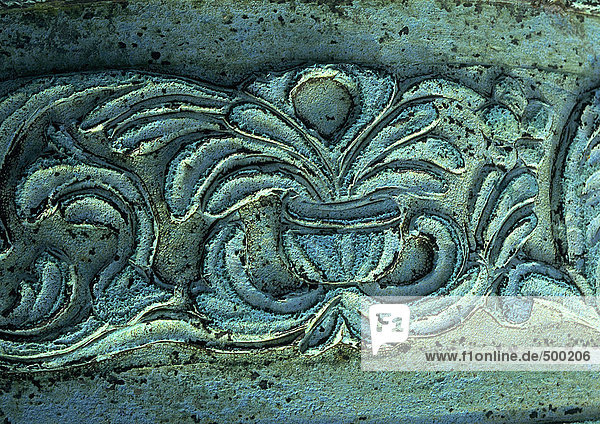 Steinschnitzerei mit Blumenmotiv,  Nahaufnahme