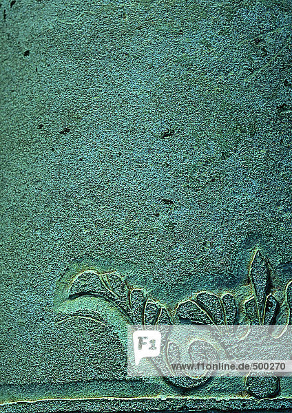 Geschnitzter blauer Stein mit Blumenmotiv  Nahaufnahme