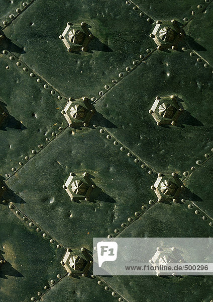 Bronzetür mit Nieten  Nahaufnahme