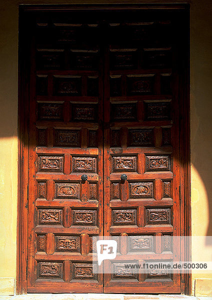 Geschnitzte Holztüren  teilweise im Schatten