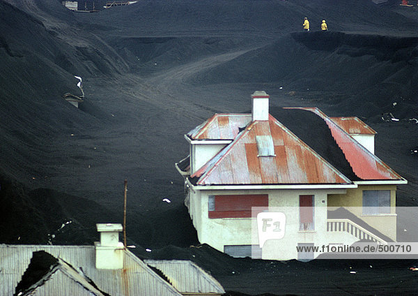 Island  Häuser halb in Vulkanasche vergraben