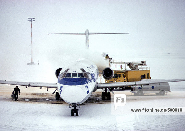 Finnland  Flugzeug auf verschneiter Piste