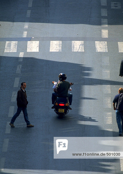 Motorradfahrer  Mann  der über die Straße geht  Blick von oben.