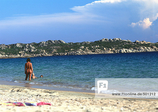 Frankreich  Korsika  Menschen  die am Nacktstrand waten