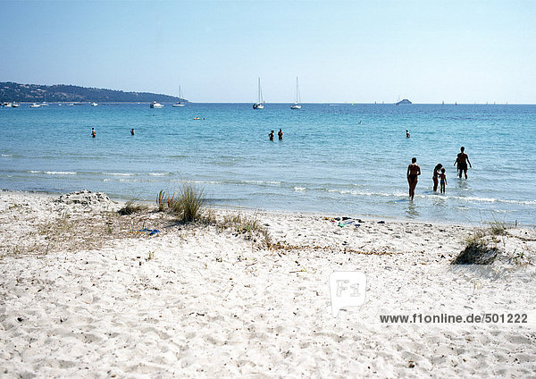 Frankreich  Korsika  Menschen  die am Strand waten