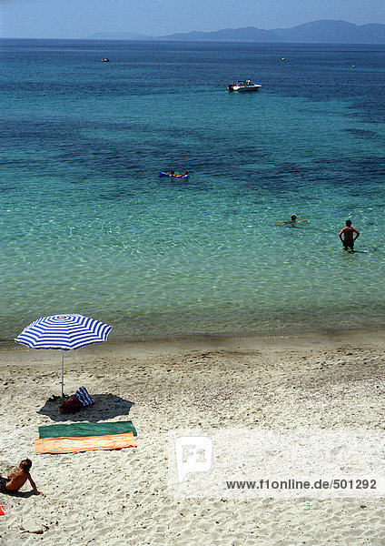 Frankreich  Korsika  Menschen am Strand