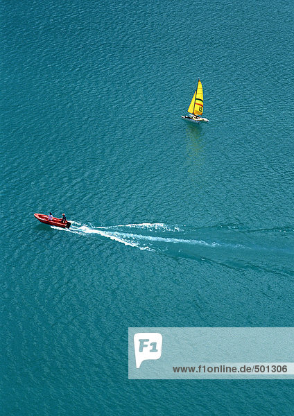 Motorboot und Segelboot auf See  Luftaufnahme