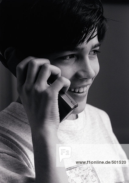 Kleiner Junge auf dem Handy  Nahaufnahme schwarz-weiß.