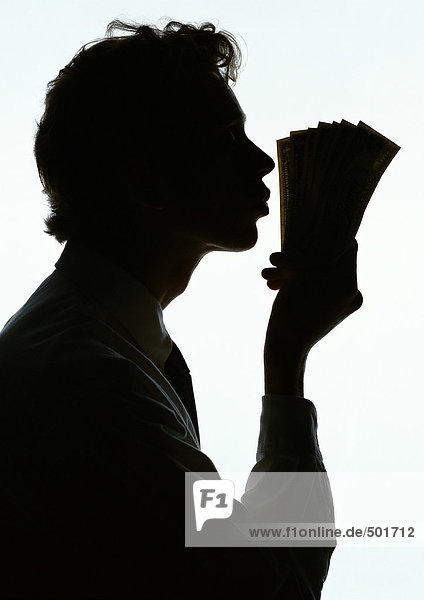 Mann  der Geld küsst  Silhouette.