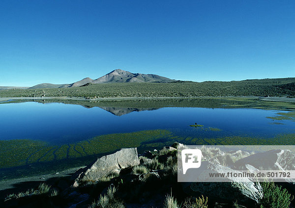 Chile  El Norte Grande  Seenlandschaft mit Berg in der Ferne