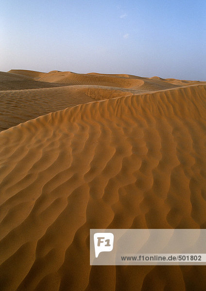 Tunesien  Sahara  Sanddünen gegen den Himmel