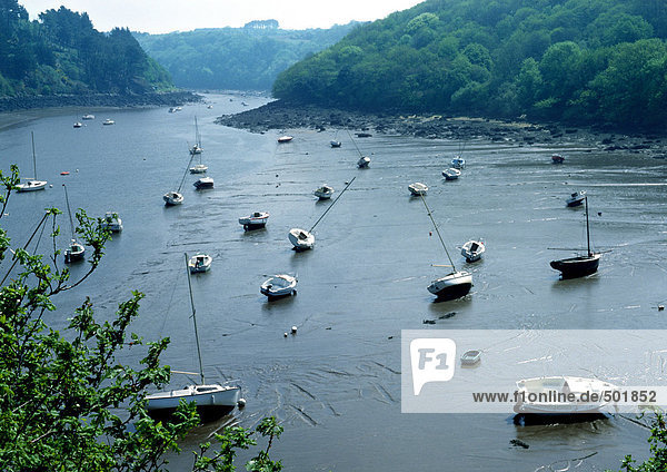 Frankreich  Bretagne  kleine Fischerboote auf Flussboden