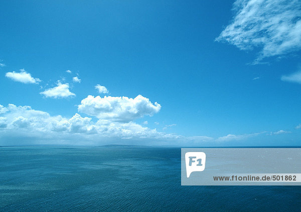Neuseeland  blauer Himmel mit Wolken und Seelandschaft