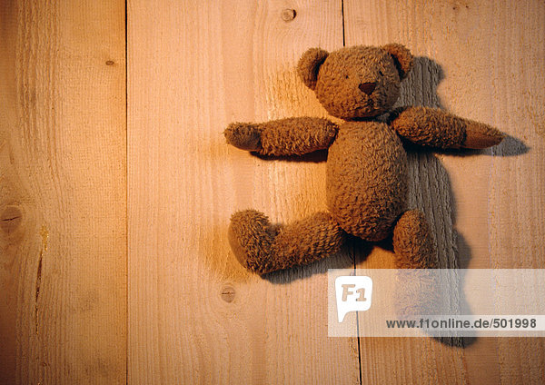Teddybär auf Holzbohlen