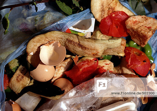 Müll und Essensreste im Müllsack