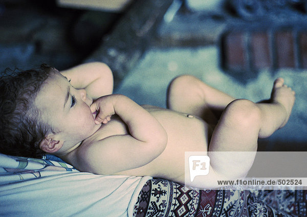 Baby auf dem Rücken liegend  Seitenansicht