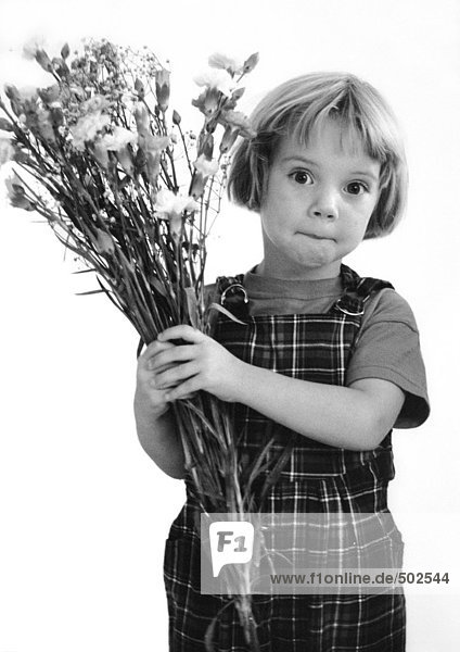 Kleines Mädchen mit Blumenstrauß  s/w