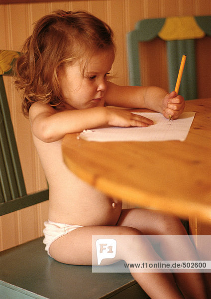 Kleines Mädchen in Unterwäsche am Tisch sitzend  Zeichnung