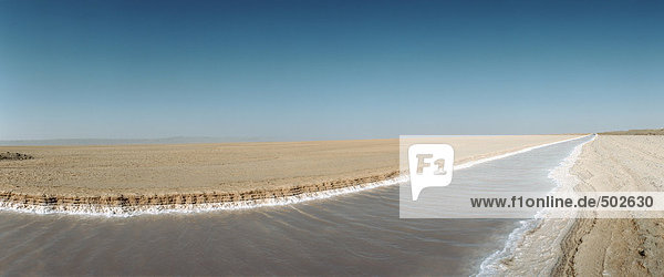 Tunesien  Kanal in Wüstenlandschaft  Panoramablick