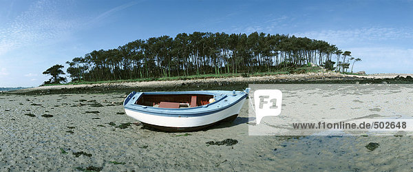 Frankreich,  Boot am Meer bei Ebbe,  Insel im Hintergrund,  Panoramablick