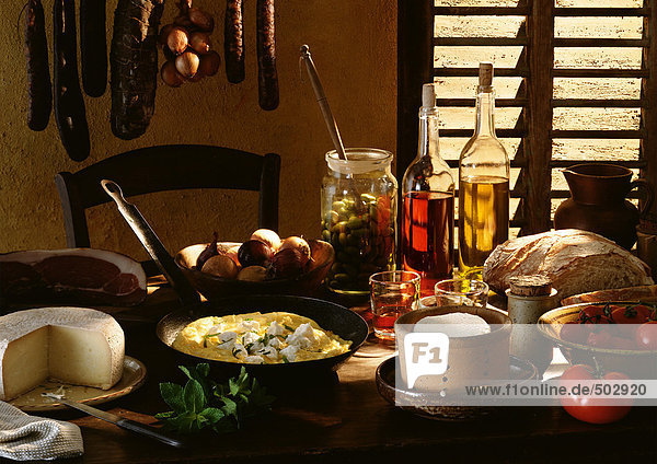 Tischaufstrich mit verschiedenen Lebensmitteln und Kochzutaten