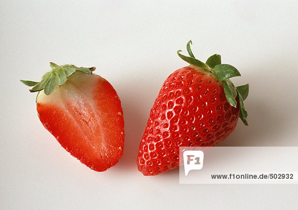 Zwei Erdbeeren  Querschnitt einer  Nahaufnahme  weißer Hintergrund
