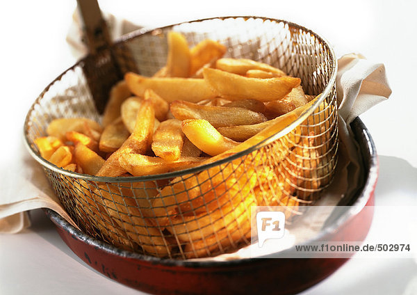 Pommes frites im Frittierkorb  Nahaufnahme