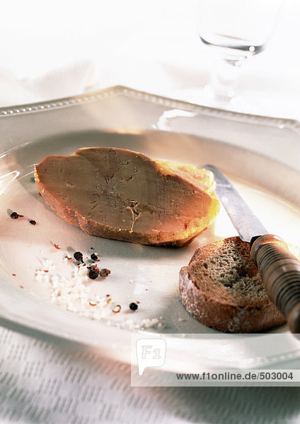 Foie gras  Brotscheibe  Messer und Krümel auf Teller  Nahaufnahme