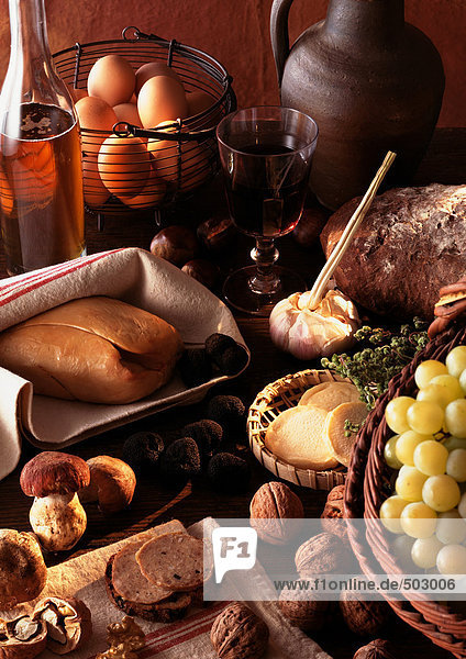 Foie gras und Trüffel auf dem Tisch  umgeben von anderen Lebensmitteln