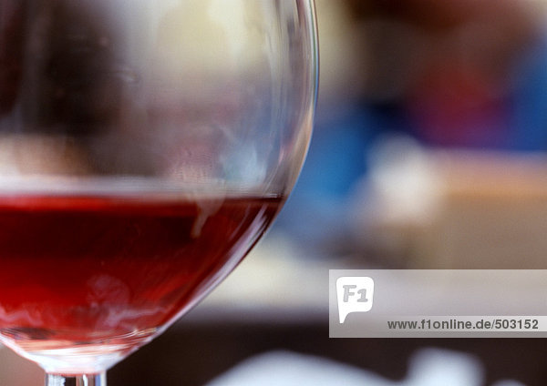 Weinglas mit Rotwein  extreme Nahaufnahme