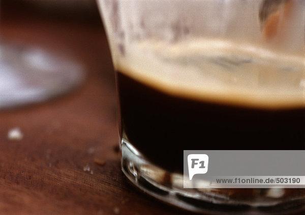 Halbgefülltes Glas Kaffee  Nahaufnahme