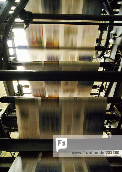 Gedruckte Zeitung auf der Druckmaschine  verschwommene Bewegung